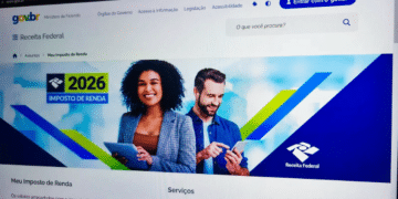 Dois adultos sorrindo usando tablets e smartphones em página da Receita Federal destacando Imposto de Renda 2026
