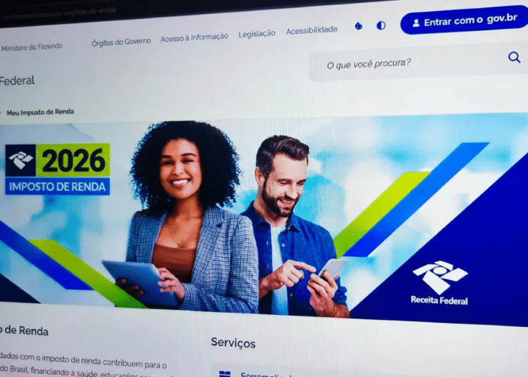 Dois adultos sorrindo usando tablets e smartphones em página da Receita Federal destacando Imposto de Renda 2026