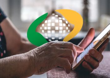 Mãos de idosa usando smartphone com logo do INSS sobreposto