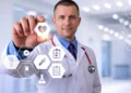 Médico representa as orientações do novo guia da ANS sobre as regras dos planos de saúde no Brasil.