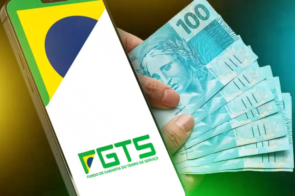 Como consultar o lucro do FGTS pelo aplicativo Aplicativo FGTS aberto em celular ao lado de notas de real, representando a consulta do lucro do FGTS pelo aplicativo oficial.