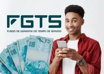 Imagem de trabalhador consultando informações do FGTS pelo celular com notas de real ao lado, representando a consulta ao lucro de R$ 13,04 bilhões do Fundo de Garantia.