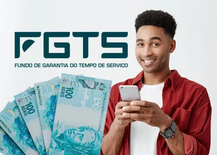 Imagem de trabalhador consultando informações do FGTS pelo celular com notas de real ao lado, representando a consulta ao lucro de R$ 13,04 bilhões do Fundo de Garantia.