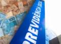 Imagem da Previdência Social com notas de real representando o pagamento do 13º salário do INSS aos beneficiários.