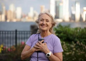 Mulher idosa sorrindo ao ar livre, representando os direitos e benefícios garantidos pelo Estatuto da Pessoa Idosa.