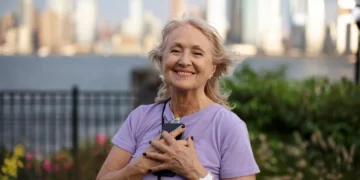 Mulher idosa sorrindo ao ar livre, representando os direitos e benefícios garantidos pelo Estatuto da Pessoa Idosa.