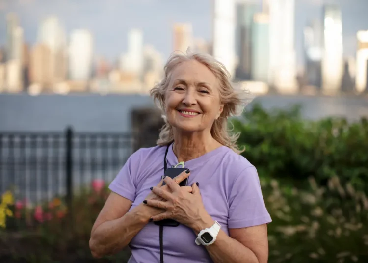 Mulher idosa sorrindo ao ar livre, representando os direitos e benefícios garantidos pelo Estatuto da Pessoa Idosa.