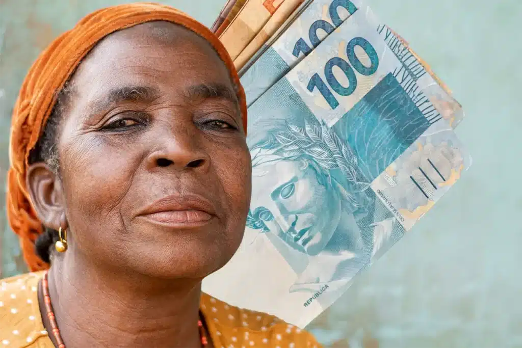Mulher idosa ao lado de notas de real, representando as regras de idade para aposentadoria do INSS.