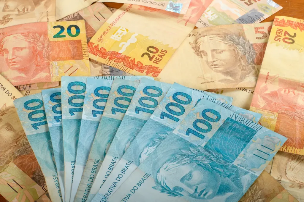 Notas de real representando os pagamentos de valores atrasados do INSS liberados pela Justiça Federal.