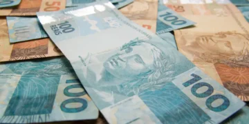 Cédulas de dinheiro brasileiro representando o pagamento de valores atrasados do INSS liberados pela Justiça Federal.