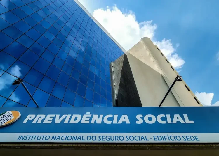 Fachada da Previdência Social representa benefícios por incapacidade do INSS concedidos sem carência em casos previstos em lei.
