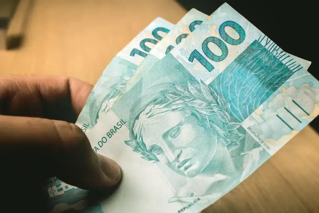 Calendário de pagamentos do INSS em julho Notas de real representando o pagamento dos benefícios do INSS conforme calendário de julho.