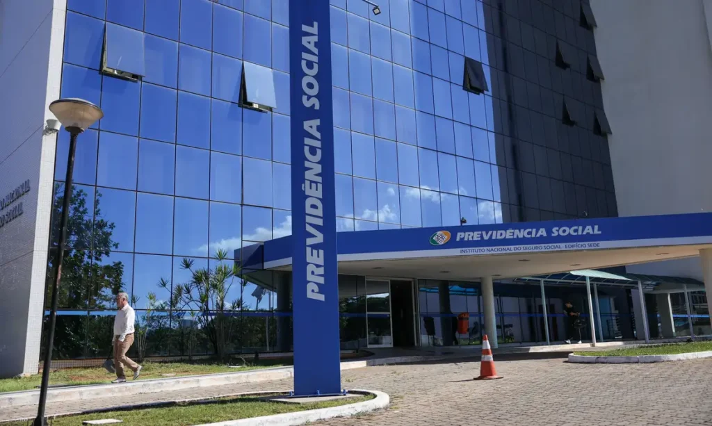 INSS proíbe autorização de desconto por telefone ou gravação de voz Fachada da Previdência Social representa novas regras para o crédito consignado do INSS.