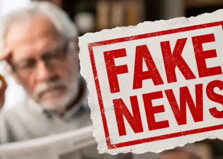 Idoso desfocado ao fundo e placa em destaque com a expressão “Fake News” sobre aposentadoria.