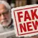 Idoso desfocado ao fundo e placa em destaque com a expressão “Fake News” sobre aposentadoria.