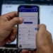 Aposentado acessa o aplicativo Meu INSS pelo celular para consultar serviços e contratar crédito consignado.