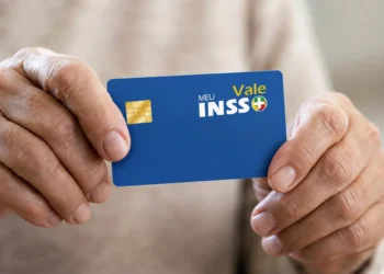 Idoso segurando cartão do Meu INSS Vale+ após encerramento da antecipação de até R$ 450 pelo INSS.