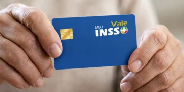 Idoso segurando cartão do Meu INSS Vale+ após encerramento da antecipação de até R$ 450 pelo INSS.