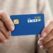 Idoso segurando cartão do Meu INSS Vale+ após encerramento da antecipação de até R$ 450 pelo INSS.