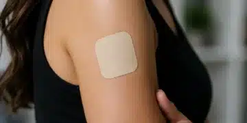 Mulher com adesivo transdérmico no braço representando o uso de reposição hormonal com testosterona.