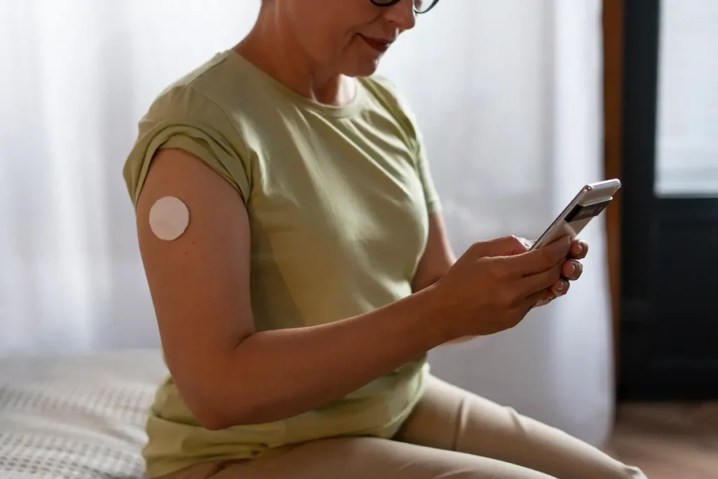 Testosterona em mulheres Mulher utilizando adesivo transdérmico durante tratamento hormonal com testosterona.