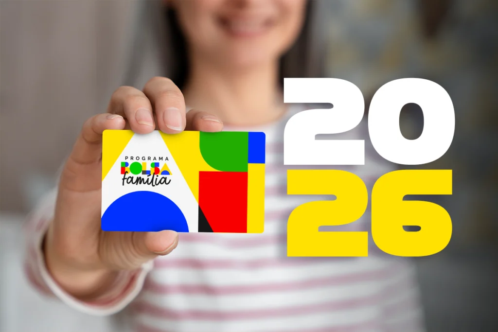 Bolsa Família 2026 Cartão do Bolsa Família segurado por beneficiário com destaque para os pagamentos restantes de 2026.