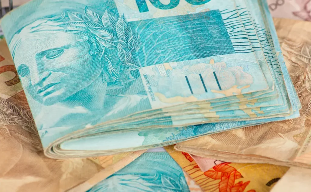 Cédulas de real representam os pagamentos do INSS para beneficiários em setembro.