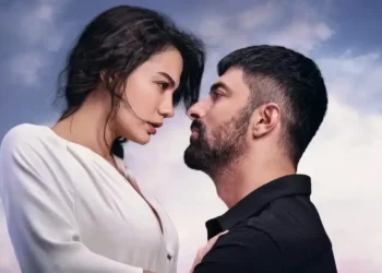 Cena da novela turca “Meu Nome é Farah” mostra Farah e Tahir frente a frente.