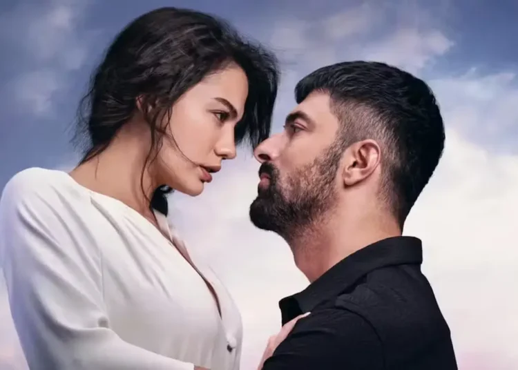 Cena da novela turca “Meu Nome é Farah” mostra Farah e Tahir frente a frente.