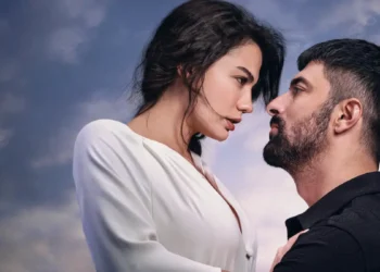 Casal em clima intenso com céu ao fundo em ensaio romântico.