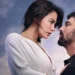 Casal em clima intenso com céu ao fundo em ensaio romântico.