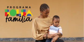 Mãe e filho sentados ao lado da logo do Bolsa Família.