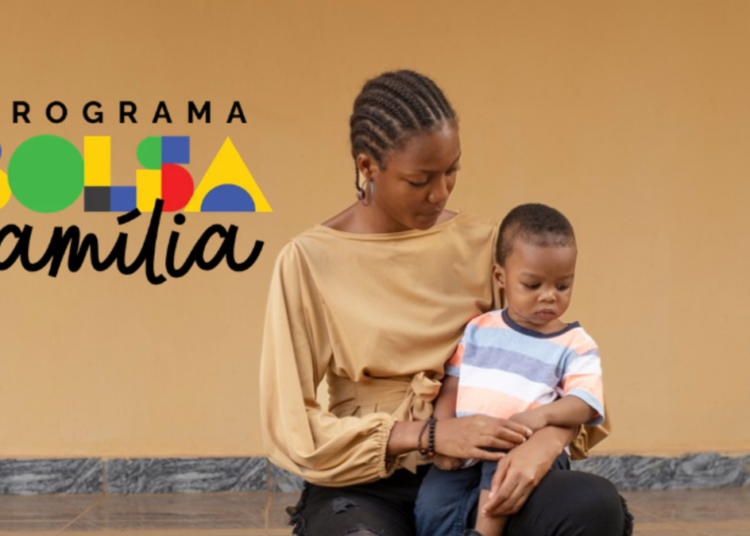 Mãe e filho sentados ao lado da logo do Bolsa Família.