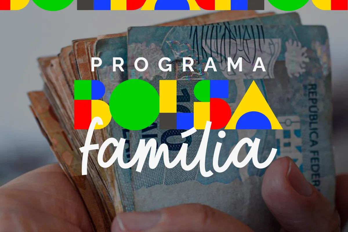 Dinheiro ao fundo e logo do Bolsa Família em destaque.