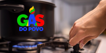 Gás do Povo em destaque em panela no fogão aceso.