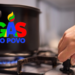 Gás do Povo em destaque em panela no fogão aceso.