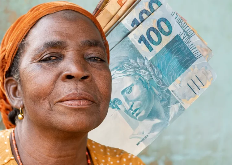 Mulher segurada do INSS segura notas de dinheiro representando a aposentadoria por idade e o recebimento de benefício previdenciário.