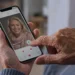 Idoso utilizando aplicativo de relacionamento no celular para conhecer novas pessoas com segurança.