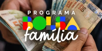 Notas de real e logo do Bolsa Família representam o calendário de pagamentos de setembro.