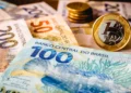 Cédulas de real e moedas brasileiras representam o pagamento do BPC/Loas de setembro, com calendário do INSS iniciado em 24 de setembro conforme o final do benefício.