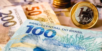 Cédulas de real e moedas brasileiras representam o pagamento do BPC/Loas de setembro, com calendário do INSS iniciado em 24 de setembro conforme o final do benefício.