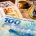Cédulas de real e moedas brasileiras representam o pagamento do BPC/Loas de setembro, com calendário do INSS iniciado em 24 de setembro conforme o final do benefício.
