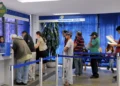 Segurados aguardam atendimento em unidade da Previdência Social, em cena relacionada à fila do INSS.