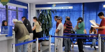 Segurados aguardam atendimento em unidade da Previdência Social, em cena relacionada à fila do INSS.