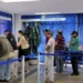 Segurados aguardam atendimento em unidade da Previdência Social, em cena relacionada à fila do INSS.
