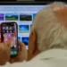Idoso acessa redes sociais pelo celular enquanto utiliza computador.