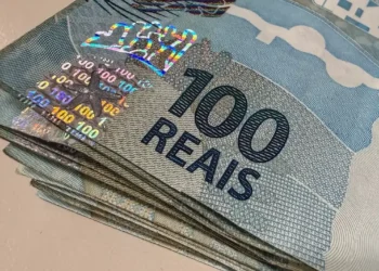 Notas de real representam pagamento de benefício do INSS e o prazo de 60 dias para retirada pelos beneficiários.