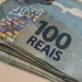 Notas de real representam pagamento de benefício do INSS e o prazo de 60 dias para retirada pelos beneficiários.