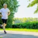 Idoso pratica corrida ao ar livre em parque arborizado como exemplo de cuidado com a saúde e qualidade de vida após os 60 anos.