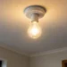 Lâmpada acesa no teto de uma residência representando economia na conta de luz e acesso à Tarifa Social de Energia para aposentados.